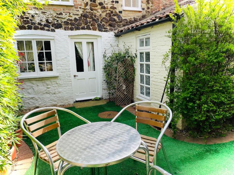 The Beehive, Ground Floor Apartment In Norfolk, No Shared Amenities Downham Market Exteriör bild
